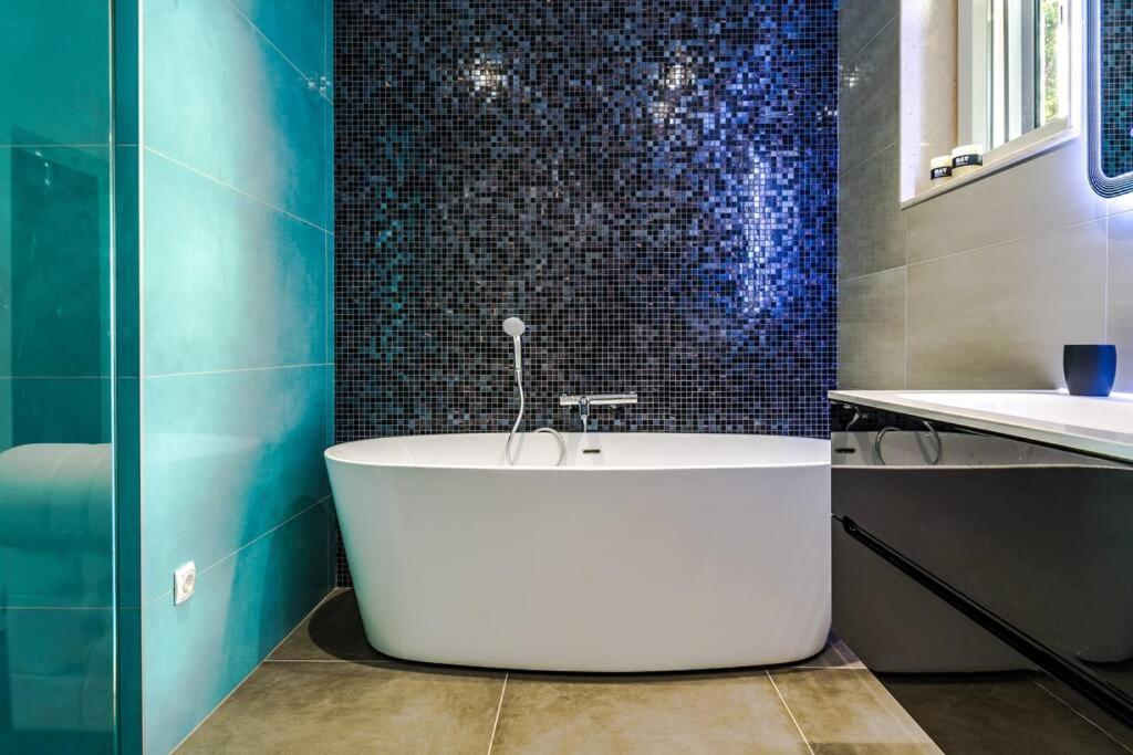 Luxury Apartment Martinis With Pool Split Luaran gambar