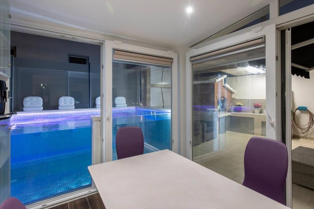Luxury Apartment Martinis With Pool Split Luaran gambar